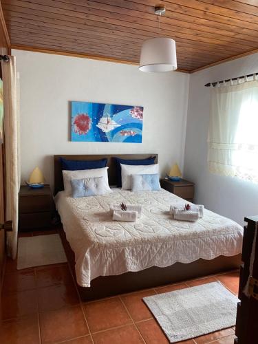 une chambre avec un lit avec deux plateaux dessus dans l'établissement Casa da Costa, à Madalena