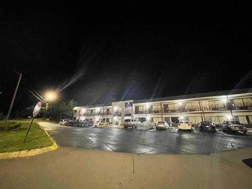 a building with cars parked in a parking lot at night at I-26 Inn in Johnson City