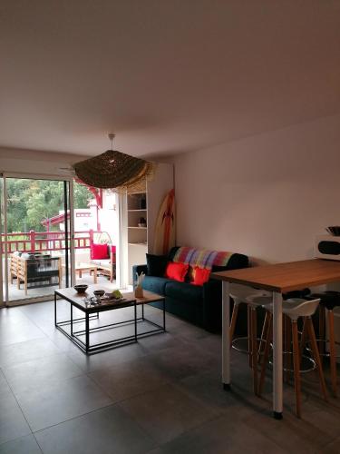 un salon avec un canapé et une table dans l'établissement Superbe appartement face au lac d'Hossegor, à Soorts-Hossegor