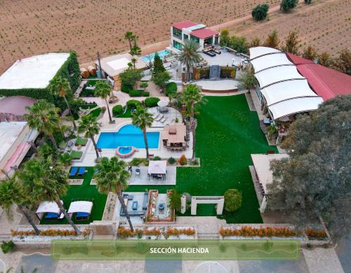 una vista aérea de un complejo con piscina en Hotel Boutique Valle de Guadalupe & Spa, en Valle de Guadalupe