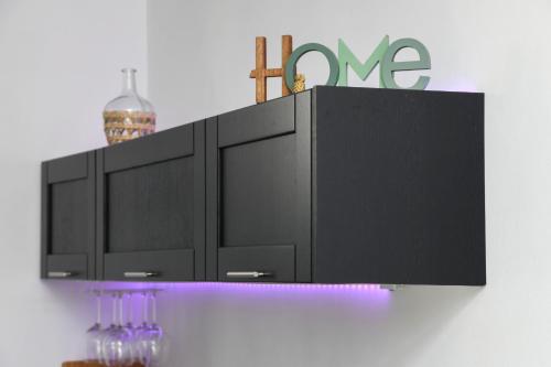 une armoire noire avec une croix au-dessus de celle-ci, dans l'établissement Studio Lugare - Welkeys, à Marseille