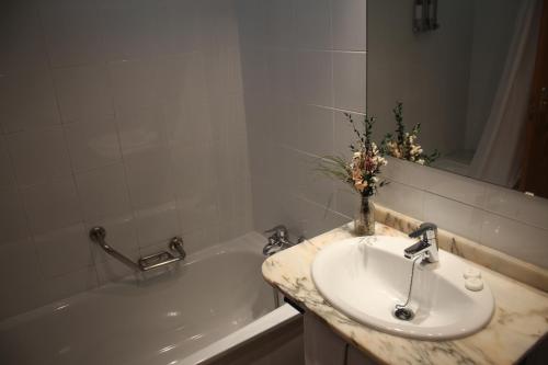 a bathroom with a sink and a bath tub at Hotel De Jerica in Jérica