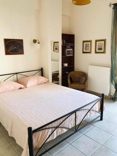 a bedroom with a large bed with pink pillows at Cozy Apartment Near City Center in Preveza