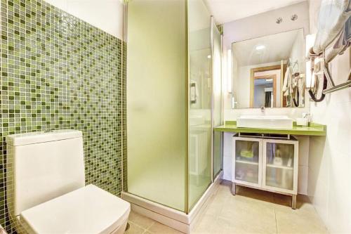 Et badeværelse på BenalBeach Casa Kito