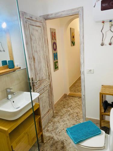 a bathroom with a sink and a toilet at Vivienda vacacional Julia in La Asomada