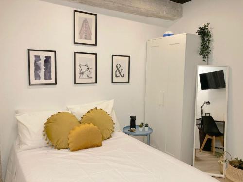 A bed or beds in a room at Valencia Playa
