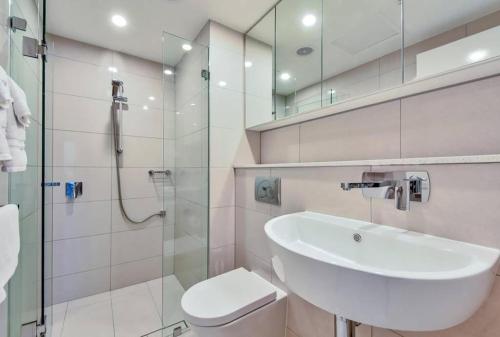 Ванна кімната в “PENZANCE” Great Location & Views at PenthousePads