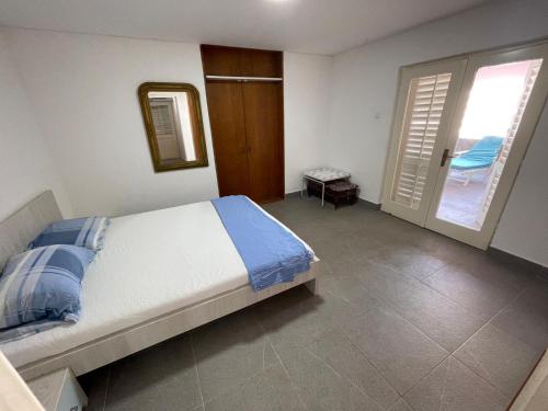 Una cama o camas en una habitación de Comfort Apartment with Sea View