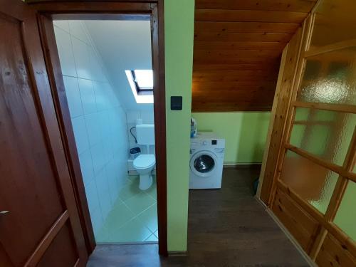 Ванна кімната в Estike nyaraló merevfalú kerti medencével