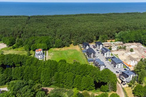 uma vista aérea de uma casa com estacionamento em Seaside apartments em Palanga