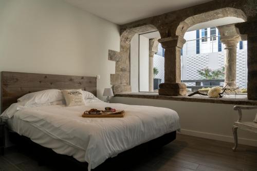 Ocean - Casa Sao Joao - 4 Star Tourist Apartments tesisinde bir odada yatak veya yataklar
