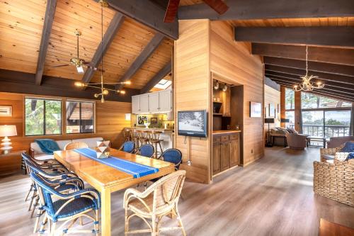 una sala da pranzo e una cucina con tavolo e sedie di Beautiful 4-Bedroom Contemporary Mountain Home condo a Truckee