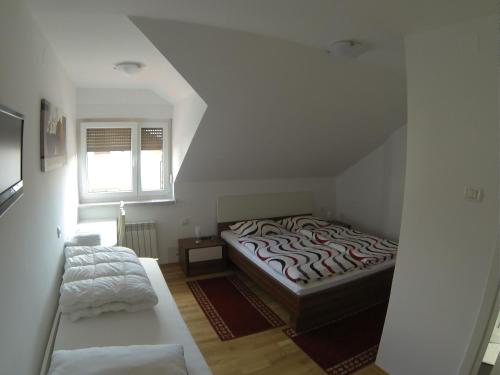 Voodi või voodid majutusasutuse Rooms & Apartment Mira G. toas