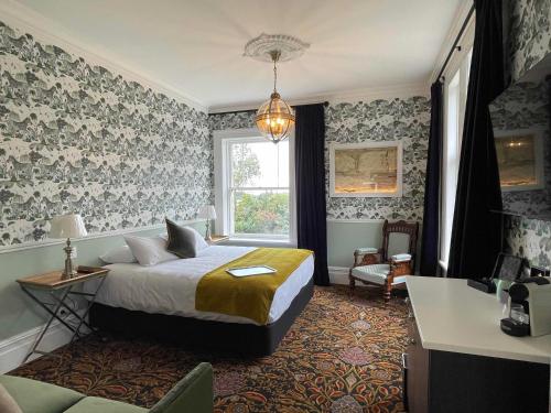 奧馬魯的住宿－Casa Nova House，卧室配有床、椅子和窗户。