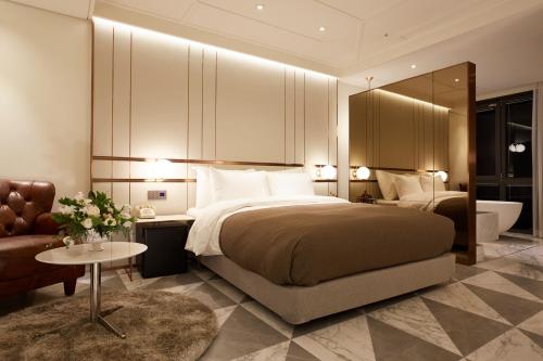 Кровать или кровати в номере 9 Brick Hotel
