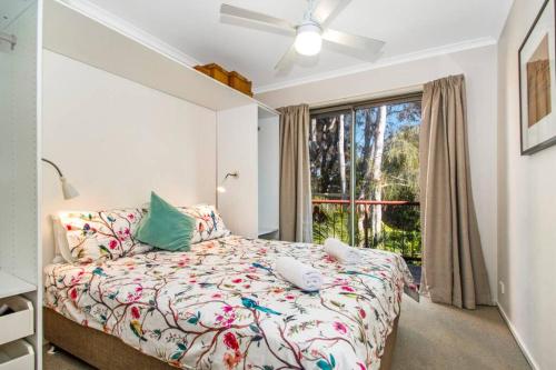1 dormitorio con cama y ventana en Byron Bay Accom - Kipling 6 - 6/15 Kipling St, en Byron Bay