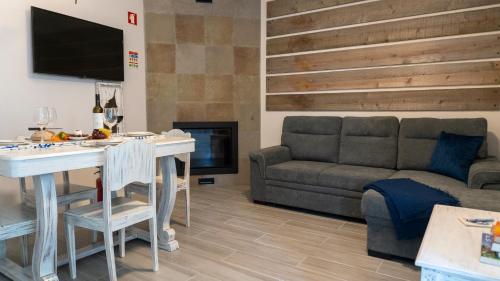 ein Wohnzimmer mit Sofa und Tisch in der Unterkunft Garden - Casa Sao Joao - 4 Star Tourist Apartments in Angra do Heroísmo