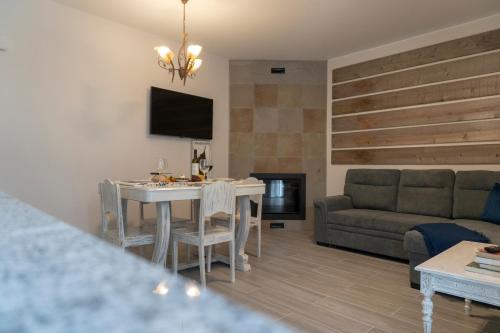 ein Wohnzimmer mit Tisch und Couch in der Unterkunft Garden - Casa Sao Joao - 4 Star Tourist Apartments in Angra do Heroísmo