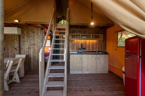 Una escalera que conduce a una cocina en una casa pequeña en Ferienpark Terrassencamping Süd-See, en Walchsee