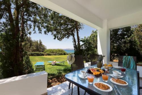 un tavolo con cibo e vista sull'oceano di Villa Sole Mare a Pefki Rhodes