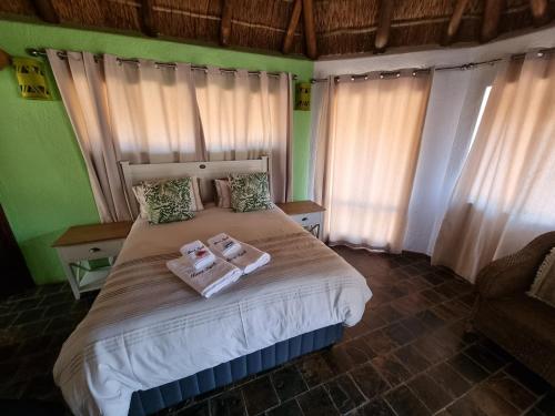 Giường trong phòng chung tại Bona Kgole Private Game Lodge, Mabalingwe