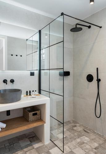 Ένα μπάνιο στο Athina Milos Suites