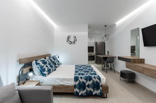 Un dormitorio con una cama y una sala de estar. en George Beach Studios, en Pefki