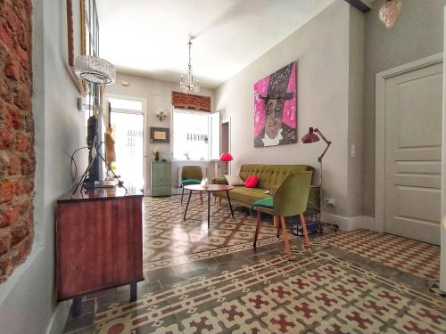 a living room with a couch and a table at La Casita Vintage in Madrid