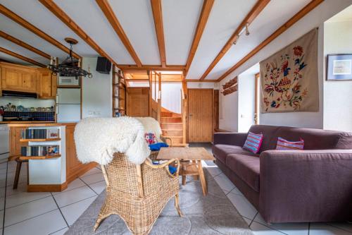 un salon avec un canapé et une table dans l'établissement Apt Chalet Style In Chamonix Mont Blanc, à Chamonix-Mont-Blanc