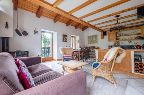 un salon avec un canapé et une table dans l'établissement Apt Chalet Style In Chamonix Mont Blanc, à Chamonix-Mont-Blanc