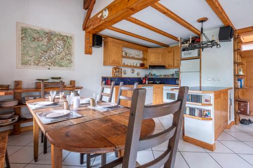 une cuisine et une salle à manger avec une table et des chaises en bois dans l'établissement Apt Chalet Style In Chamonix Mont Blanc, à Chamonix-Mont-Blanc
