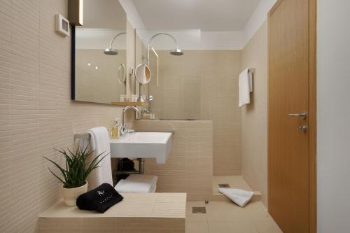 ロヴィニにあるMalipiero Residenceの洗面台と鏡のあるバスルーム