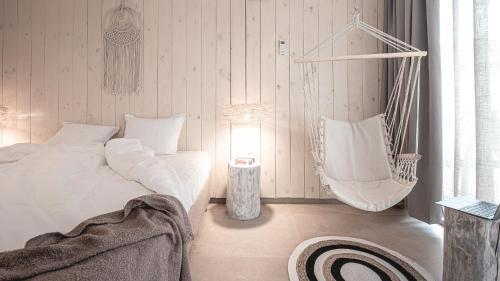 沃拉斯的住宿－La Finca - Saint Vlas，一间卧室配有一张床和一把椅子