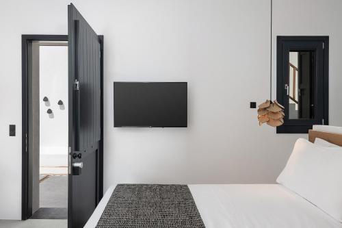 Ένα ή περισσότερα κρεβάτια σε δωμάτιο στο Athina Milos Suites