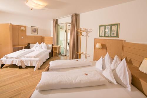 Ένα ή περισσότερα κρεβάτια σε δωμάτιο στο Hotel Goldenes Roessl-adults only