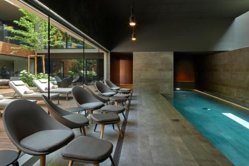 Hồ bơi trong/gần L'Esquisse Hotel & Spa Colmar - Mgallery