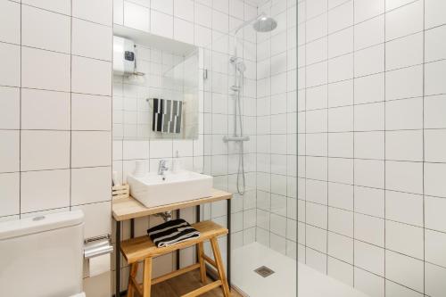 a bathroom with a sink and a shower at Elegante y Recién Reformado en Abando in Bilbao