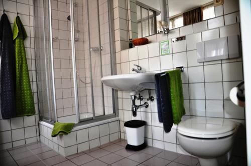 bagno con lavandino e servizi igienici di Hotel Zum Schloss a Quedlinburg