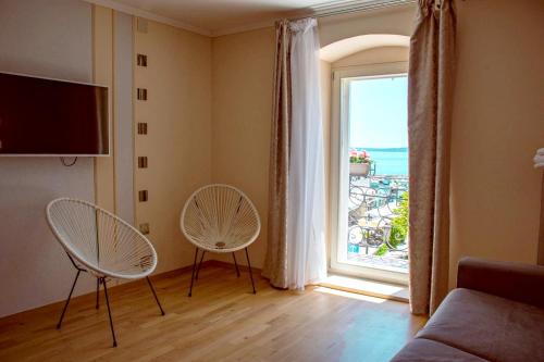 Televízia a/alebo spoločenská miestnosť v ubytovaní Benjamin Hotel