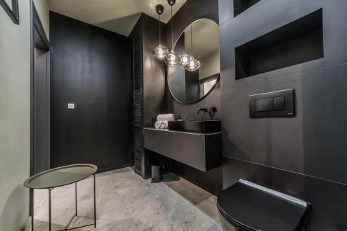 a bathroom with a sink and a mirror at Apartament nadmorski z ogródkiem in Mechelinki
