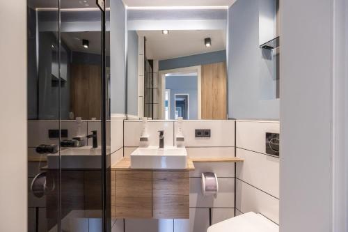 ein Badezimmer mit 2 Waschbecken und einem Spiegel in der Unterkunft Oldtown Studios by dasPaul in Nürnberg
