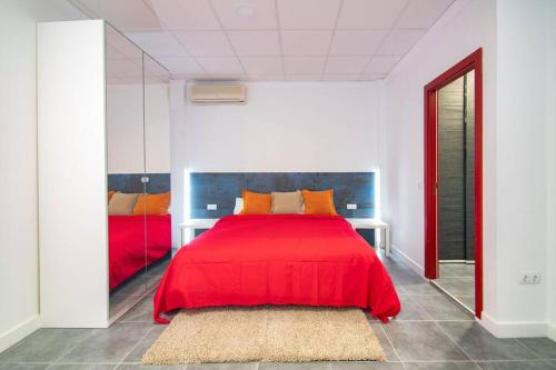 Schlafzimmer mit einem roten Bett und einem Spiegel in der Unterkunft Loft Life 3 in Arrecife
