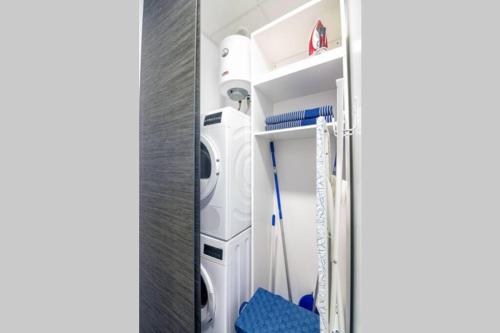 eine Waschküche mit Waschmaschine und Trockner in der Unterkunft Loft Life 3 in Arrecife