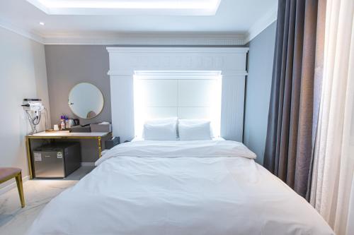 Katil atau katil-katil dalam bilik di KNox Hotel