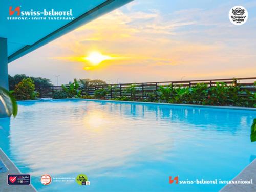 Kolam renang di atau dekat dengan Swiss-Belhotel Serpong