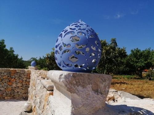 a blue vase sitting on top of a stone wall at Tenuta Colavecchio B&B in Putignano