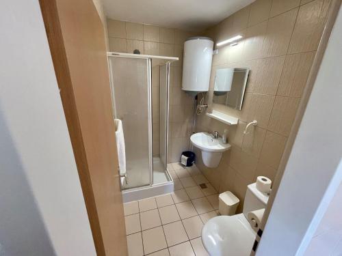 La salle de bains est pourvue d'une douche, de toilettes et d'un lavabo. dans l'établissement Holiday Village Senec, à Senec