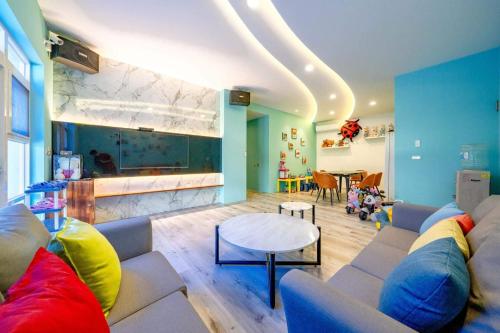 a living room with a couch and a table at An Ti Li Ya Homestay in Dongshan