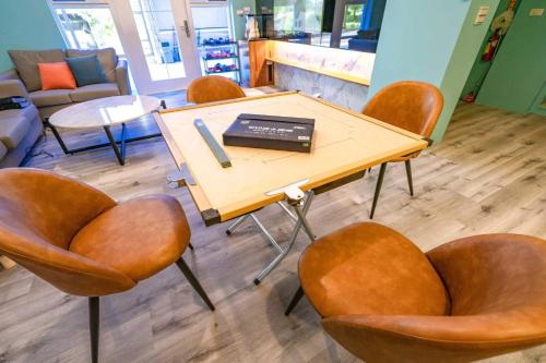 a table and chairs in a room with a table and chairsktop at An Ti Li Ya Homestay in Dongshan
