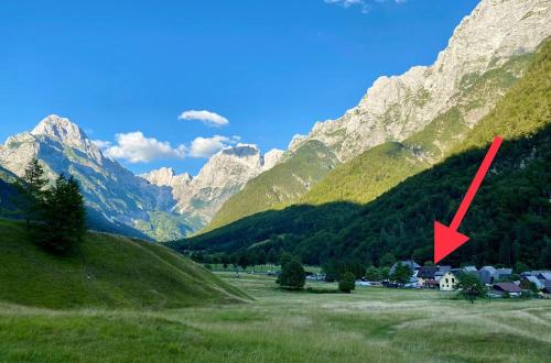 a view of a mountain range with a red arrow at Apartma Miranda in Log pod Mangartom